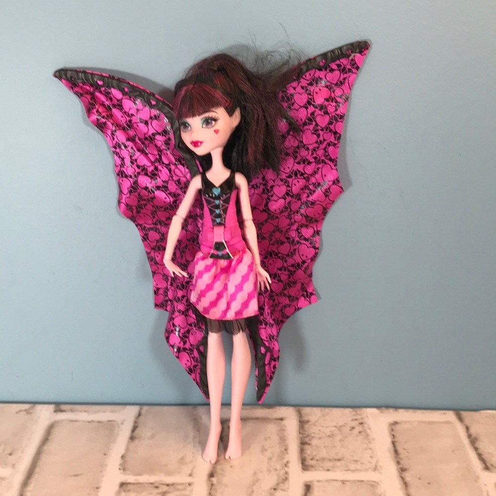 Monster High Ghoul to Bat Draculaura doll